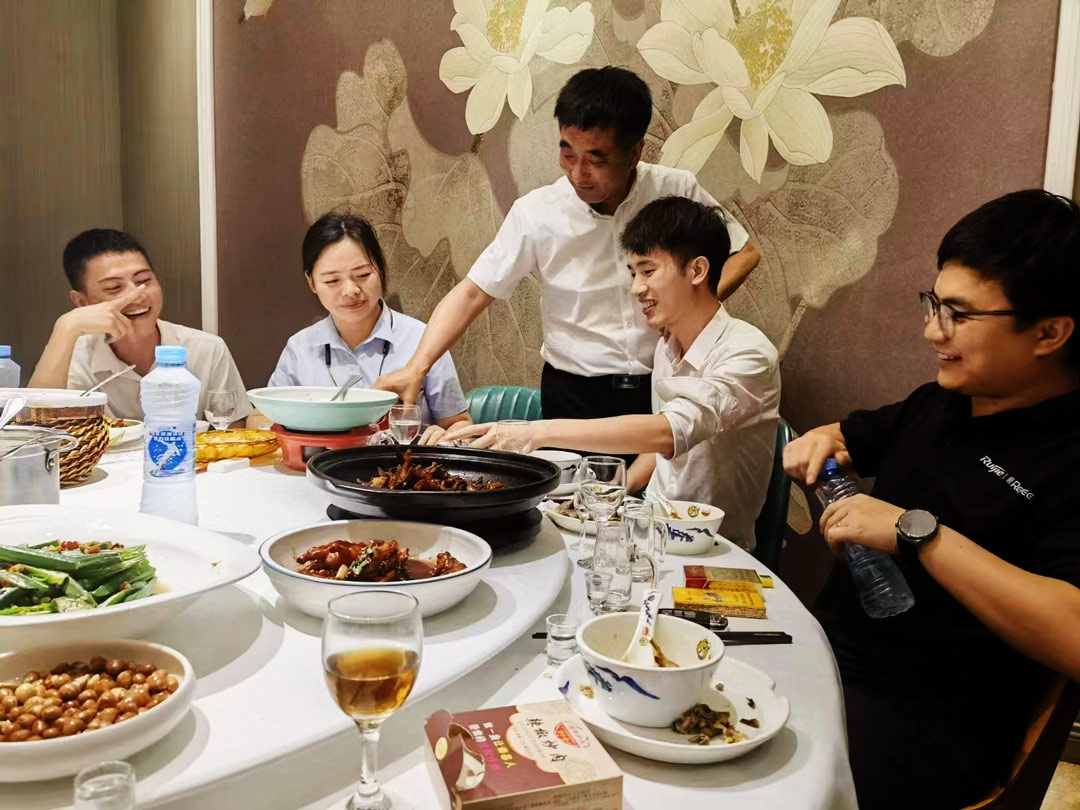 白酒夜飲，前程似錦