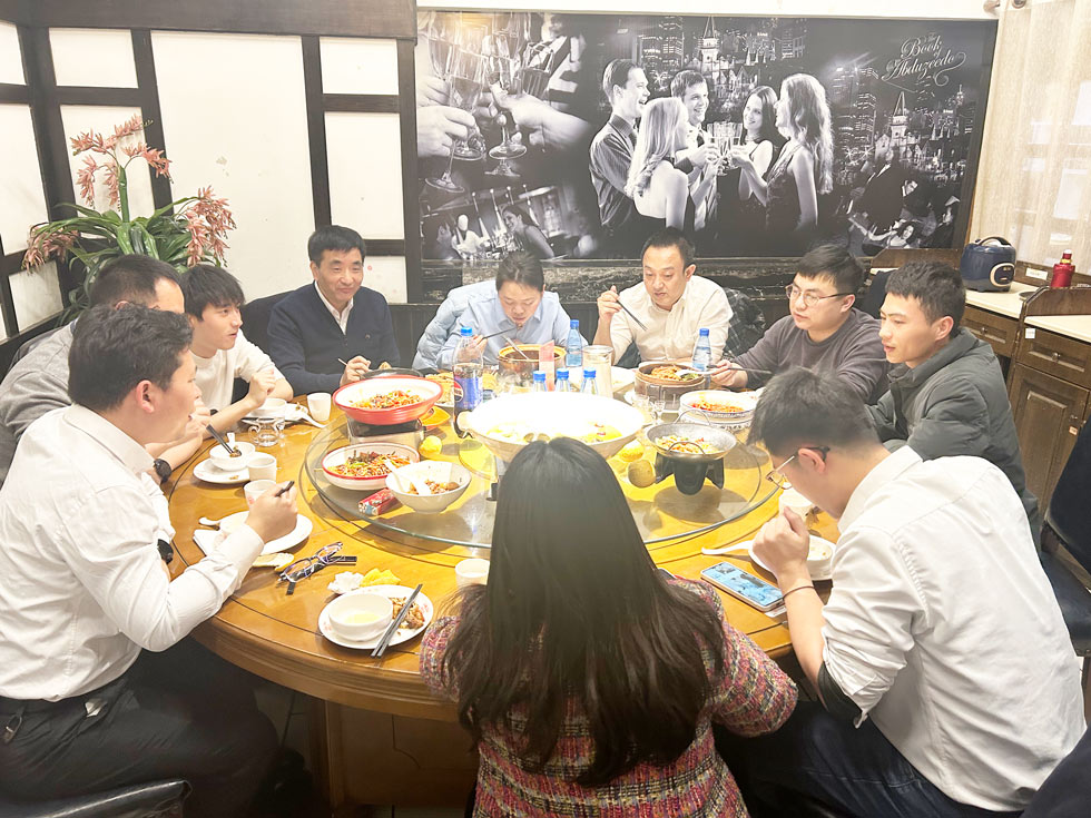 業(yè)務(wù)部門歡聚一堂 共筑團(tuán)隊(duì)情誼